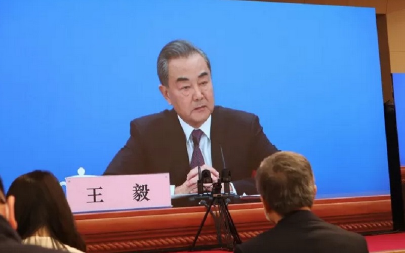 Menteri Luar Negeri China sekaligus anggota Dewan Negara Wang Yi memberikan keterangan pers melalui video streaming di Media Center China di Beijing, Minggu (7/3/2021). - Antara\r\n