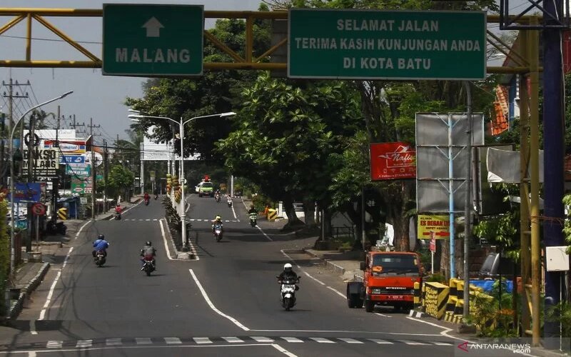 Sejumlah pengguna jalan melintas di jalur wisata yang kini sepi saat penerapan pembatasan sosial berskala besar (PSBB) di Kota Batu, Jawa Timur, Selasa (26/5/2020). - Antara/Ari Bowo Sucipto