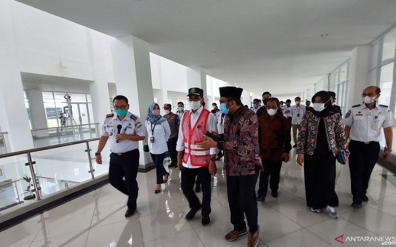 Menteri Perhubungan Budi Karya Sumadi saat meninjau Terminal Anak Air, Kota Padang - Antara