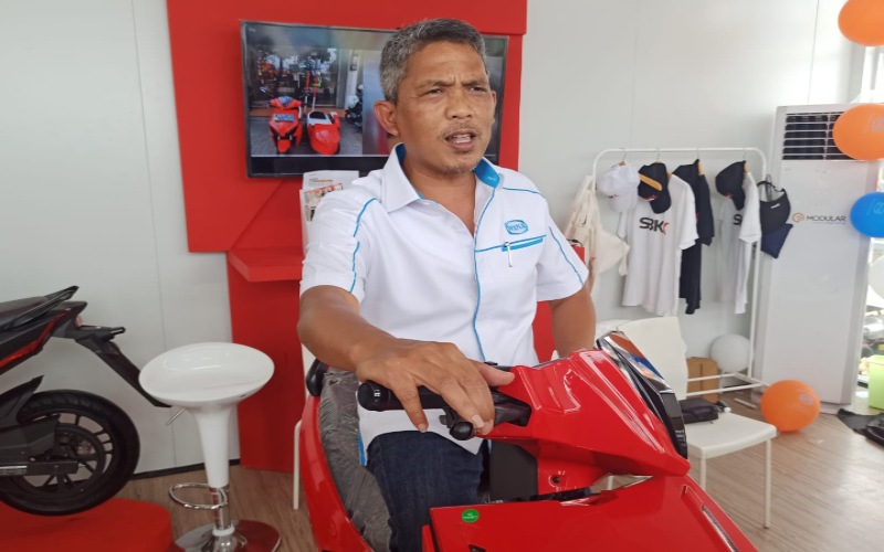 Direktur Utama WIKA Agung Budi Waskito menjajal motor listrik Gesits di sirkuit Mandalika, Lombok, Minggu (21/11/2021) - Bisnis/Feni Freycinetia