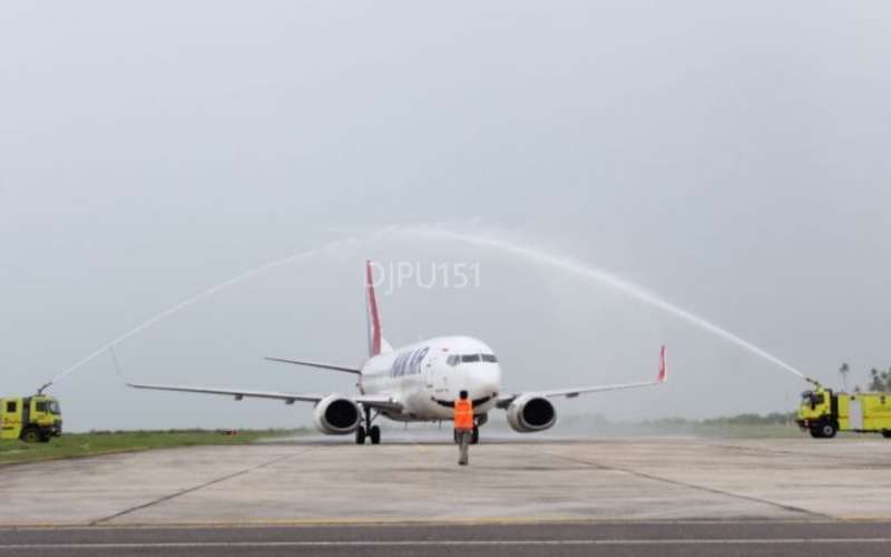 Water salute penerbangan perdana maskapai NAM Air rute Jakarta (Bandar Udara Soekarno-Hatta) menuju Natuna (Bandar Udara Ranai), Provinsi Kepulauan Riau, pada Sabtu (20/11/2021). ANTARA - HO/Kementerian Perhubungan 