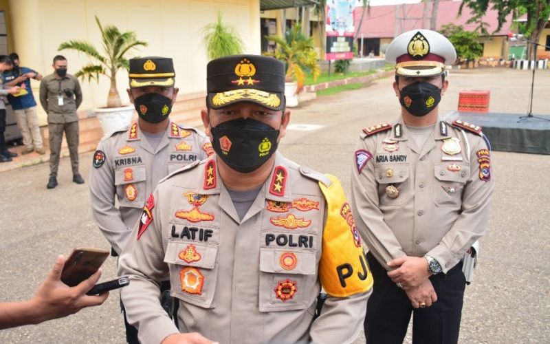 Kapolda NTT Irjen Pol Lotharia Latif saat memberikan keterangan kepada wartawan di Kupang - ANTARA - Kornelis Kaha