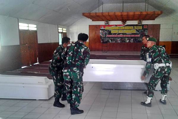 Anggota TNI menyiapkan peti jenazah untuk korban penembakan Kelompok Kriminal Bersenjata (KKB) - ANTARA/Marius Frisson Yewun