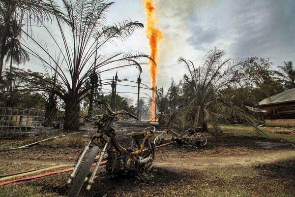 Sejumlah sepeda motor pekerja hangus terbakar di lokasi terbakarnya pengeboran minyak illegal di Dusun Kamar Dingin Desa Pasir Putih, Ranto Panjang Peureulak, Kabupaten Aceh Timur, Aceh, Rabu (25/4/2018). - ANTARA/Rahmad