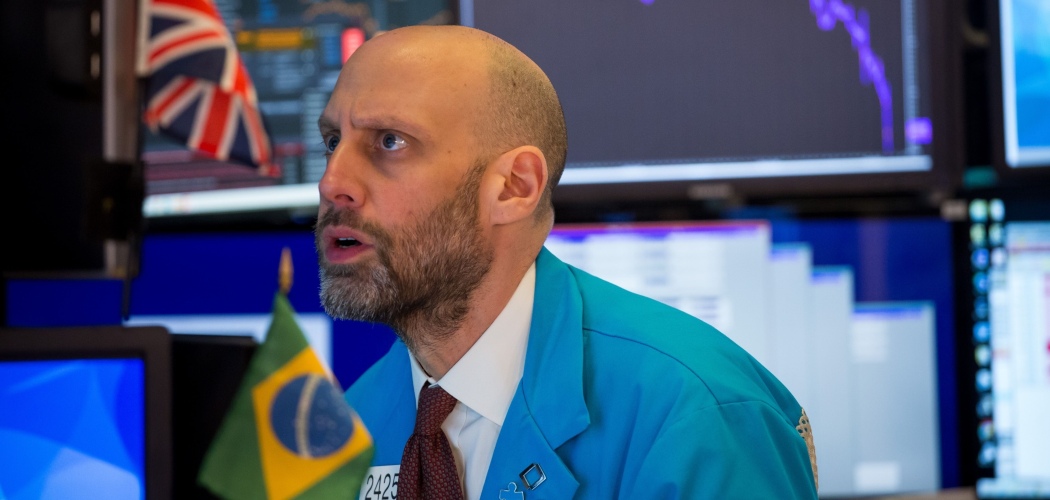 Seorang trader mengamati pergerakan saham di New York Stock Exchange (NYSE) di New York, AS, Kamis (12/3/2020). - Bloomberg/Michael Nagle