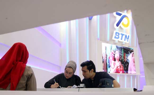 Pengunjung mencari informasi mengenai Kredit Pemilikan Rumah (KPR) di Indonesia Properti Expo (Ipex) 2020 di Jakarta, Minggu (16/2/2020). Bisnis - Arief Hermawan P