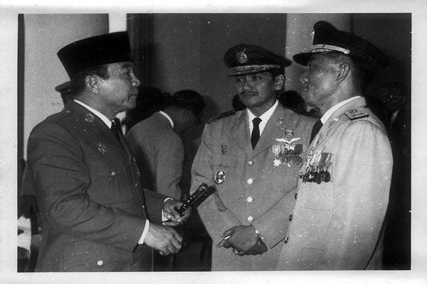Presiden ke-I Soekarno berbincang dengan Jenderal Ahmad Yani - memobee.com