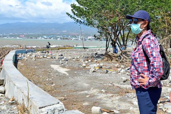 Susi Pudjiastuti di sela-sela kunjungannya meninjau korban bencana gempa bumi dan tsunami, serta memantau posko bantuan KKP, di Palu, Sulawesi Tengah, Minggu (30/9/2018). - Istimewa