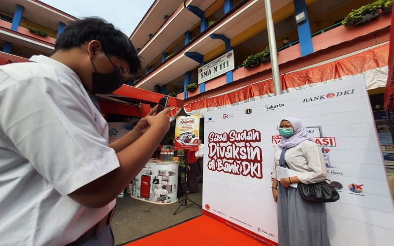 Pelajar SMA 111 Jakarta Utara mengikuti vaksinasi Sinovac yang digelar OJK, Pemprov DKI, dan Bank DKI - Bank DKI