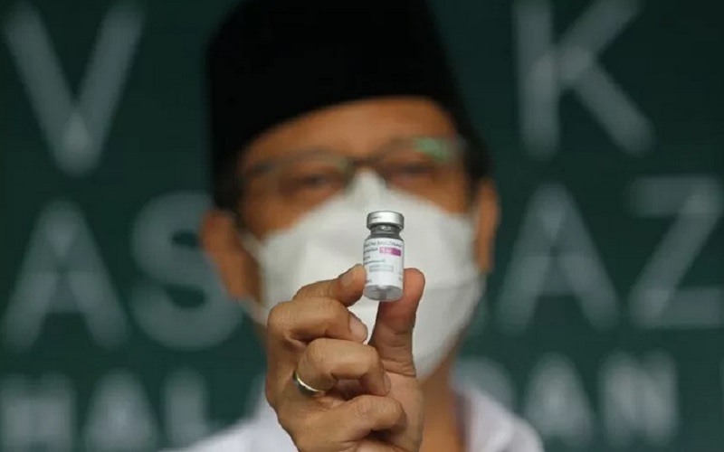 Menteri Kesehatan RI Budi Sadikin Gunadi menunjukkan vaksin AstraZeneca di Surabaya, Selasa (23/03/2021). - Antara