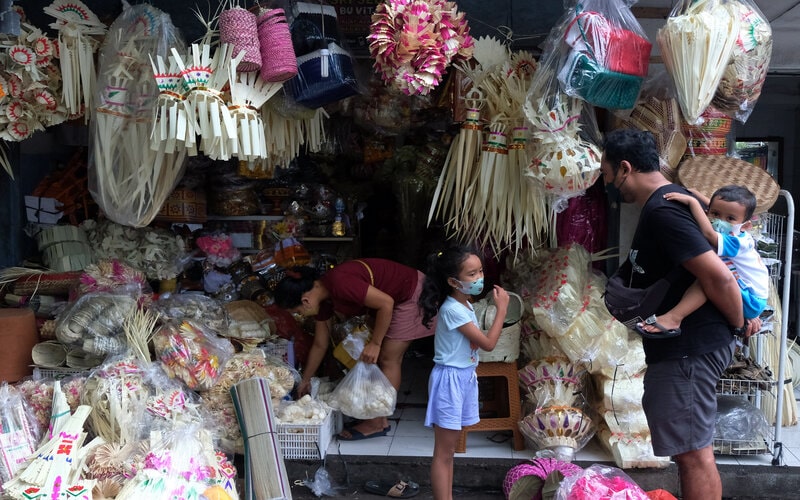 Warga memilih pernak-pernik untuk perlengkapan sesajen dalam persiapan menyambut Hari Raya Galungan, di Pasar Desa Adat Kapal, Badung, Bali, Minggu (7/11/2021). - Antara/Nyoman Hendra Wibowo.