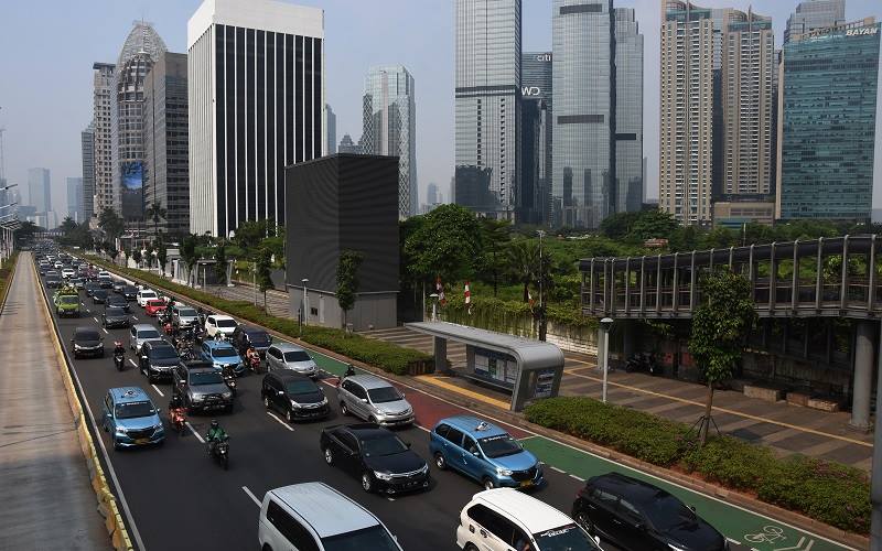 Sejumlah kendaraan berjalan tersendat akibat pengalihan arus pemberlakuan ganjil-genap di kawasan Jalan Jenderal Sudirman, Senayan, Jakarta, Jumat (27/8/2021).  ANTARA FOTO - Indrianto Eko Suwarso
