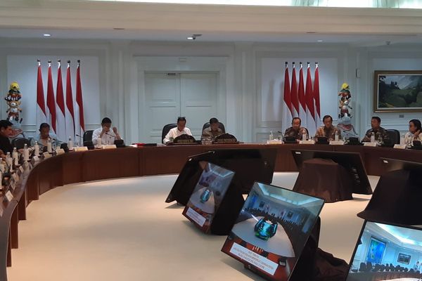 Presiden Joko Widodo (tengah) memimpin rapat terbatas soal strategi kebijakan memperkuat cadangan devisa di Kantor Presiden, Jakarta, Selasa (14/8). Rapat terbatas bersama sejumlah menteri Kabinet Kerja dan Kepala Lembaga ini merupakan rapat lanjutan dari rapat serupa yang pernah digelar pada akhir Juli 2018. - Bisnis/Yodie Hardiyan