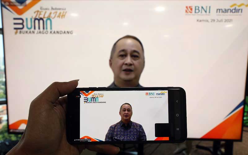 Tampilan layar menampilkan Direktur Utama PT Bank Negara Indonesia (Persero) Tbk. Royke Tumilaar memberikan sambutan saat Pelepasan Jelajah BUMN 2021 BUKANJAGOKANDANG di Jakarta, Kamis (29/7/2021). Bisnis - Eusebio Chrysnamurti