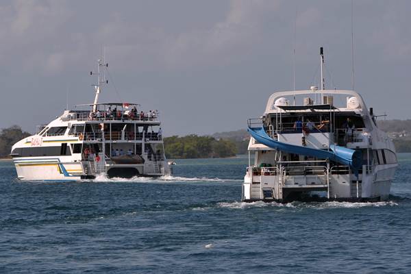 Wisatawan berada di atas kapal di perairan Pelabuhan Benoa, Denpasar, Senin (18/9). - Antara/Nyoman Budhiana