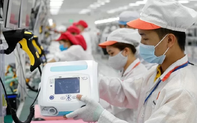 Para buruh bekerja di jalur perakitan untuk memproduksi ventilator di tengah penularan penyakit Covid-19 di pabrik Vsmart Vingroup diluar Hanoi, Vietnam, Senin (3/8/2020). - Antara/Reuters\r\n\r\n