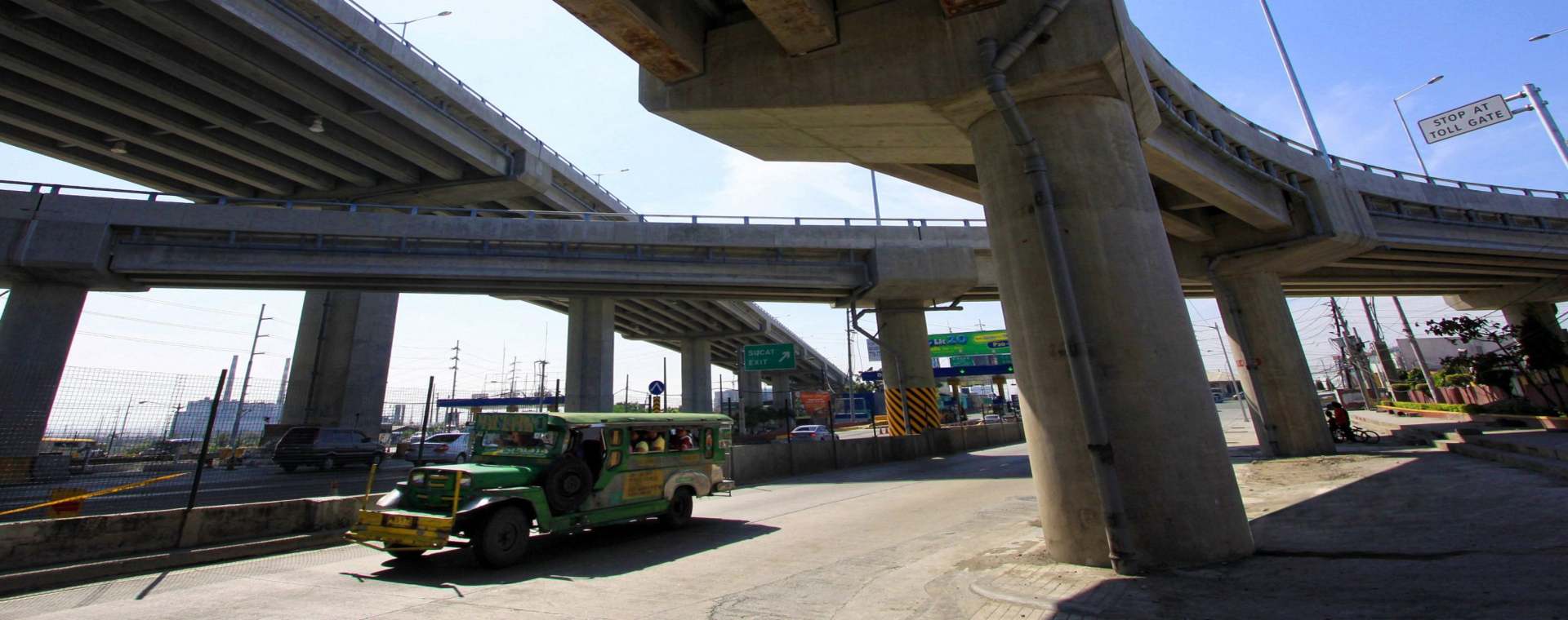 Sebuah kendaraan melewati perpanjangan Skyway yang baru dibangun dari South Luzon Expressway (SLEx) di Manila, Filipina, 30 Januari 2011. - Bloomberg/Edwin Tuyay