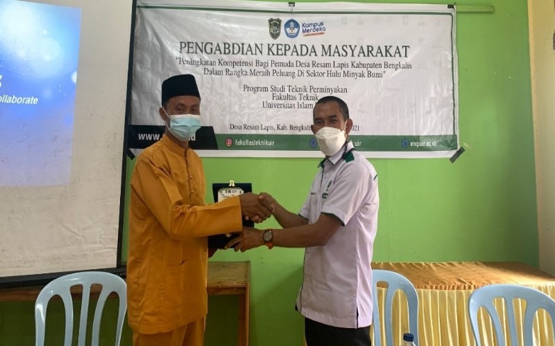 Program Pengadian Kepada Masyarakat oleh Prodi Teknik Perminyakan UIR di Desa Resam Lapis, Kabupaten Bengkalis, Riau.  - Istimewa