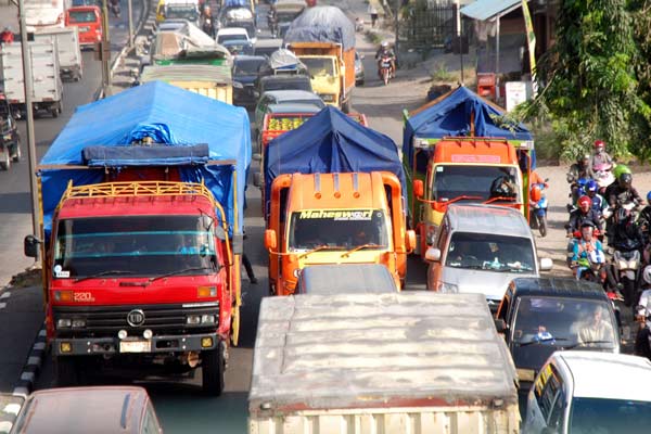 Sejumlah truk berada dalam antrean kendaraan di Jalan Raya Tugurejo, Ngaliyan, Semarang, Jateng. - ANTARA