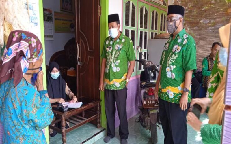 Kepala Dinas Sosial (Dinsos) Kabupaten Pasuruan, Suwito Adi, saat melakukan tinjauan ke lapangan mengecek proses penyaluran bansos. - Istimewa