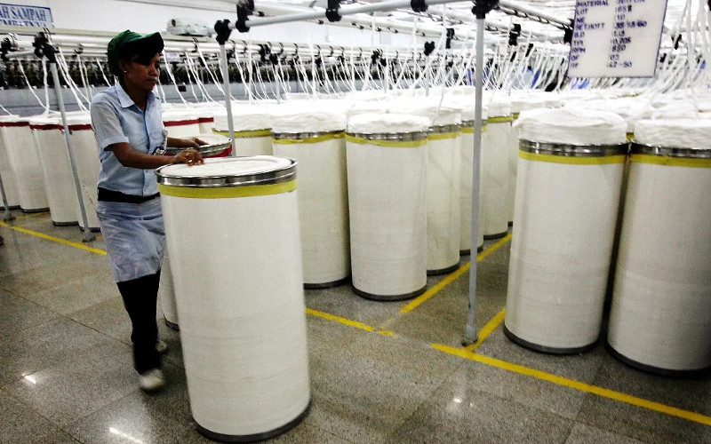 Pabrik serat rayon. Produksi serat rayon Indonesia pada 2019 menembus level 700.00 ton, tapi konsumsi rayon baru mencapai 419.784 atau 25 persen dari total konsumsi serat 2019.  - Bloomberg