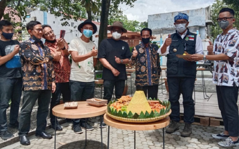 Gubernur Jawa Barat Ridwan Kamil (kedua kanan) meresmikan Laswee Creative Center di Jalan Laswi no 1, Bandung, Selasa (23/11 - 2021).