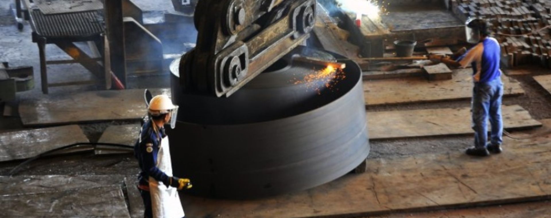 Pekerja memotong lempengan baja panas di pabrik pembuatan hot rolled coil (HRC) PT Krakatau Steel (Persero) Tbk di Cilegon, Banten. ANTARA - ASEP FATHULRAHMAN