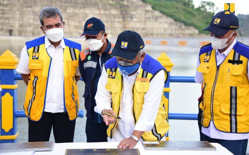 Menteri PUPR Basuki Hadimuljono saat menandatangani 7 prasasti penyelesaian infrastruktur di Sulawesi Selatan. - Istimewa/Kementerian PUPR