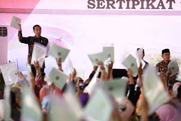 Presiden Joko Widodo (kiri) berdiskusi dengan masyarakat saat penyerahan Sertifikat Tanah Untuk Rakyat di Stadion Pakansari, Bogor, Jawa Barat, Selasa (25/9/2018). - ANTARA/Puspa Perwitasari