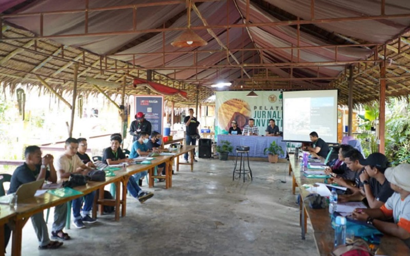 Peserta mengikuti Pelatihan Jurnalistik Investigasi di Explore Sumatera River Camp Sei Bingai, Kabupaten Langkat, Sumatra Utara, Selasa (23/11 - 2021).
