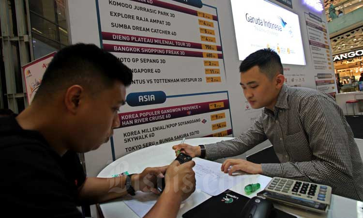 Ilustrasi - Calon penumpang mencari informasi penerbangan di salah satu pameran wisata di Jakarta, Minggu (1/3/2020).  - Bisnis/Arief Hermawan P 