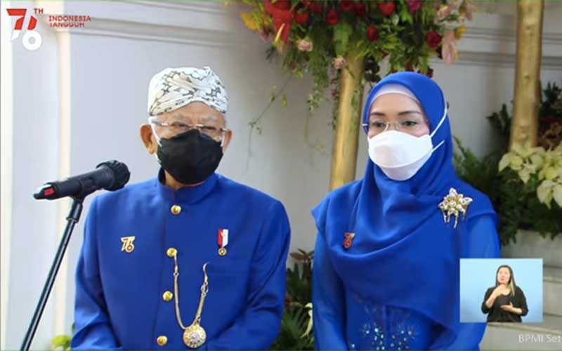 Wakil Presiden Ma'ruf Amin bersama istri, Wury Ma'ruf Amin memberikan keterangan sebelum mengikuti Upacara Peringatan Detik-Detik Proklamasi Kemerdekaan Republik Indonesia di Jakarta, Selasa (17/8/2021). Youtube - BPMI