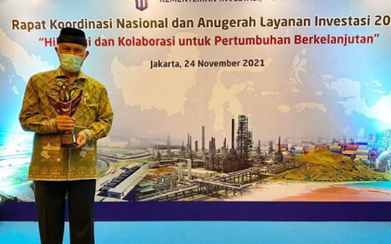 Gubernur Sumatra Barat Mahyeldi memperlihatkan penghargaan yang diterima dari Presiden Joko Widodo di Jakarta, Rabu (24/11/2021).  - istimewa