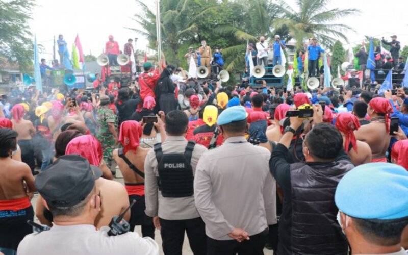 Sejumlah buruh dari berbagai aliansi menggelar aksi unjuk rasa di depan halaman kantor Disnaker Kabupten Tangerang untuk menuntut kenaikan UMK tahun 2022. - Antara/Azmi.
