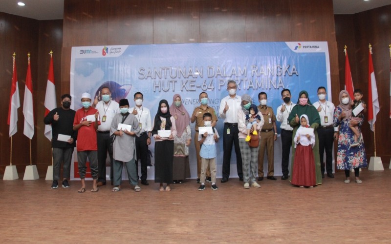 Anak-anak penerima santunan foto bersama GM/EVP Upstream Business PHR Ruby Mulyawan dan tamu undangan lainnya.  - Istimewa