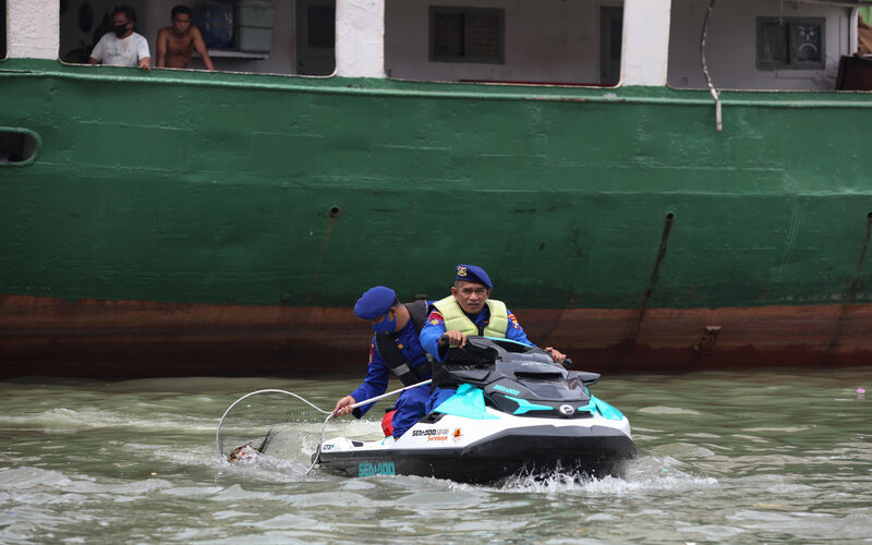 Personel Polairud Polda Jawa Timur dengan menggunakan jet ski memungut sampah di Sungai Kalimas, Surabaya, Jawa Timur, Jumat (5/11/2021). - Antara/Didik Suhartono.