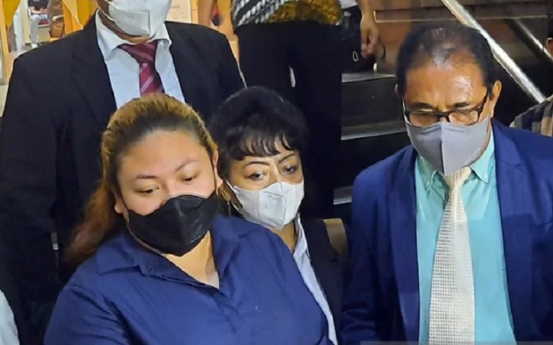 Olivia Nathania (kiri) dengan didampingi kuasa hukumnya memberikan keterangan kepada wartawan usai menjalani pemeriksaan di Polda Metro Jaya, Senin (11/10/2021). - Antara