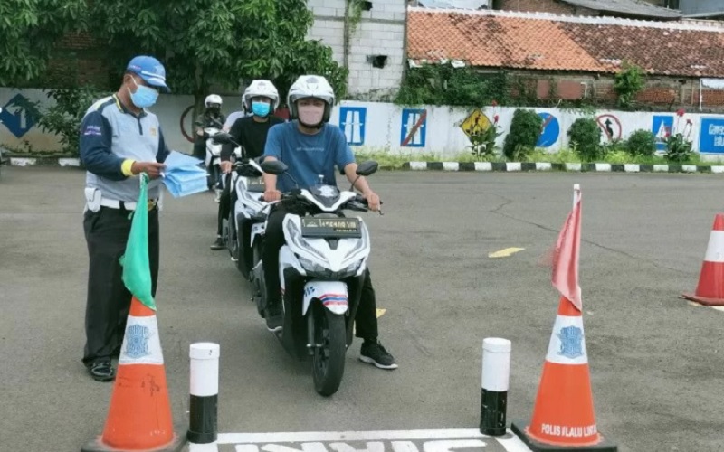 Peserta sedang melakukan ujian praktpk pembuatan SIM motor di Satpas SIM Daan Mogot Jakarta Barat, Rabu (24/11/2021). - Antara