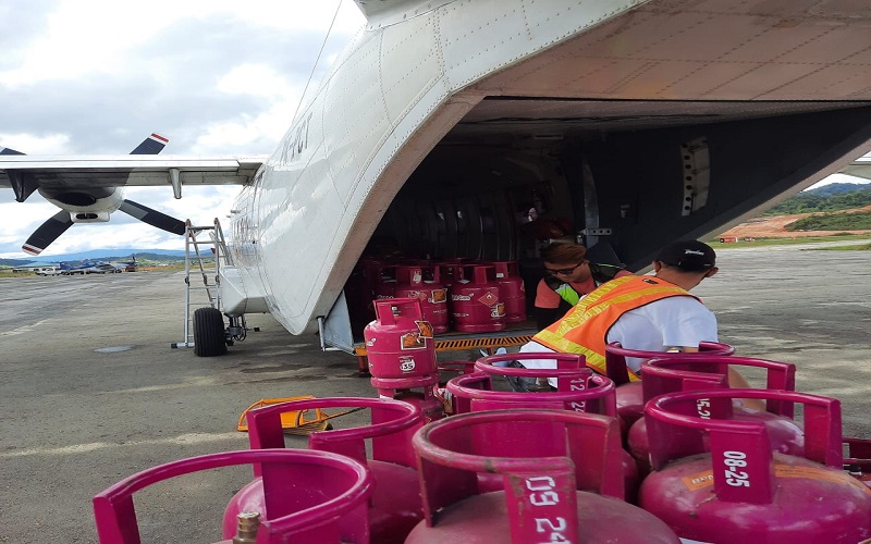Proses muat tabung LPG 12 kilogram Pertamina ke dalam pesawat. - Istimewa 