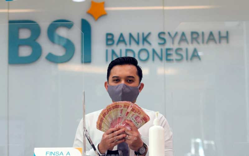 Karyawan Bank Syariah Indonesia menunjukkan uang di KC Jakarta Hasanudin, Jakarta, Selasa (2/2/2021). Bisnis - Arief Hermawan P