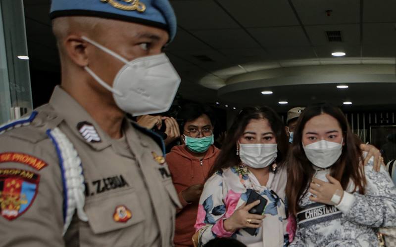 Anggiat Pasaribu (kanan) berjalan usai menjalani pemeriksaan di Polresta Bandara Soekarno Hatta, Tangerang, Banten, Rabu (24/11/2021). Anggiat Pasaribu mencabut laporannya atas ibu dari anggota DPR Arteria Dahlan terkait kasus perseteruan yang terjadi di Bandara Soekarno Hatta pada Minggu (21/11/2021) lalu. ANTARA FOTO/Fauzan - aww.\r\n\r\n
