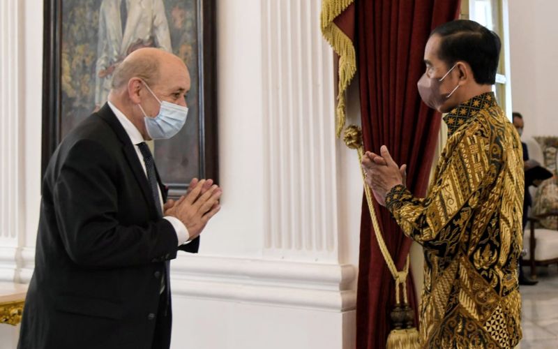 Presiden Jokowi menerima kunjungan kehormatan Menlu Prancis, Jean-Yves Le Drian, di Istana Merdeka, Jakarta pada Rabu, 25 November 2021 - BPMI Setpres - Rusman.