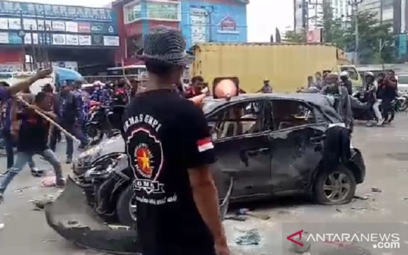 Perusakan mobil dalam bentrokan Ormas di Karawang / ANTARA