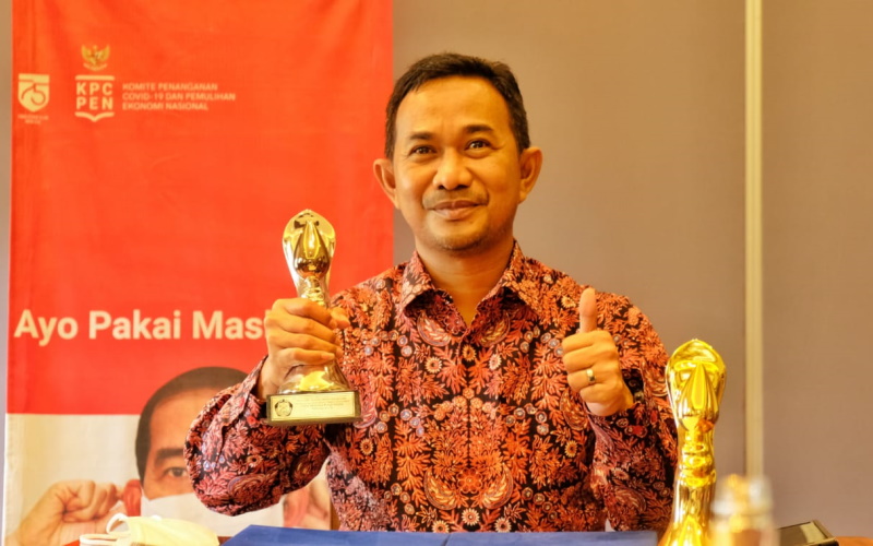Executive General Manager Regional Jawa Bagian Tengah PT Pertamina Patra Niaga, Putut Andriatno, berfoto bersama dua penghargaan yang diberikan Kementerian ESDM.  -  Istimewa/Humas Pertamina