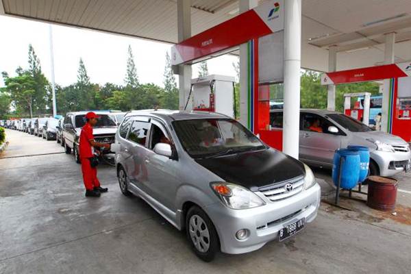 Kendaraan antre untuk mengisi BBM di tempat peristirahatan KM 207 jalan tol Palimanan-Kanci, Jawa Barat, Jumat (23/6). - JIBI/Dwi Prasetya