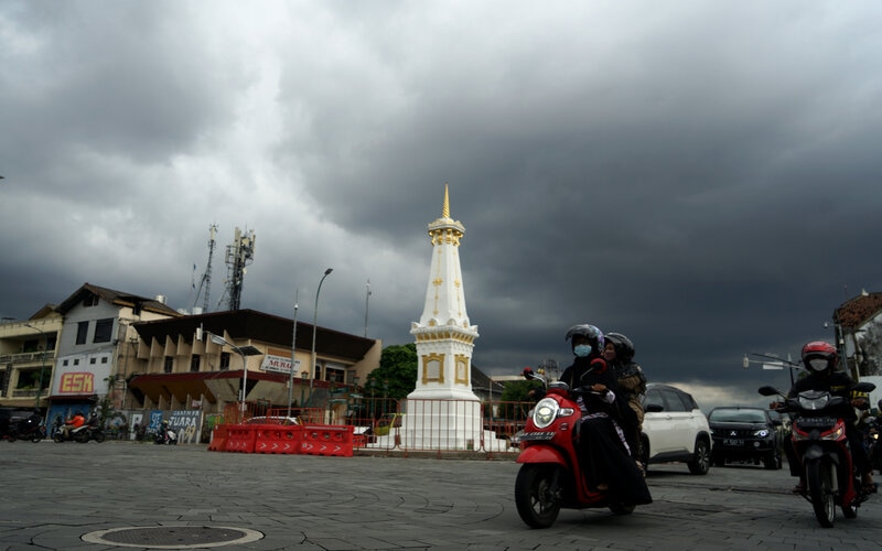 Awan mendung di atas Kota Yogyakarta, Rabu (17/11/2021). - Antara/Andreas Fitri Atmoko.