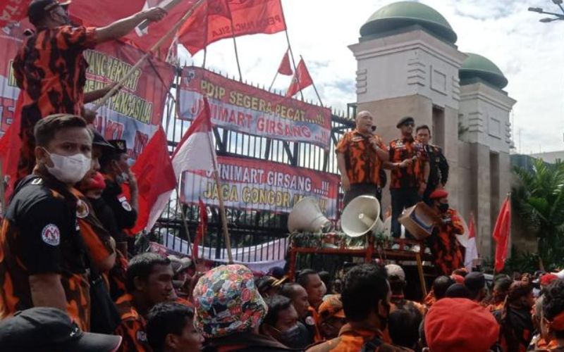 Massa dari ormas Pemuda Pancasila (PP) melakukan aksi protes di depan Gedung DPR RI, Jakarta, pada Kamis, 25 November 2021. Mereka memprotes pernyataan Anggota DPR RI dari Fraksi PDIP Junimart Girsang soal penertiban ormas - JIBI/BISNI - Sholahuddin Al Ayyubi