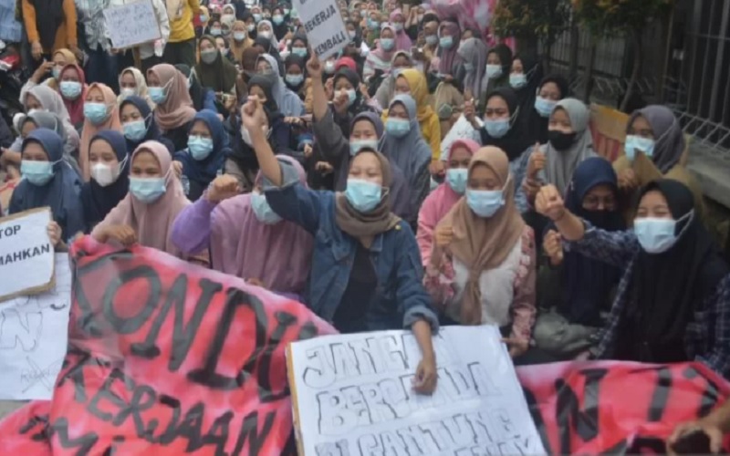Ratusan buruh PT Sri Tita Medika berunjuk rasa di depan perusahaan, Desa Hegarmukti, Kecamatan Cikarang Pusat, Kabupaten Bekasi, Jawa Barat pada Rabu (17/11/2021) menuntut perbaikan kesejahteraan pekerja.  - Antara