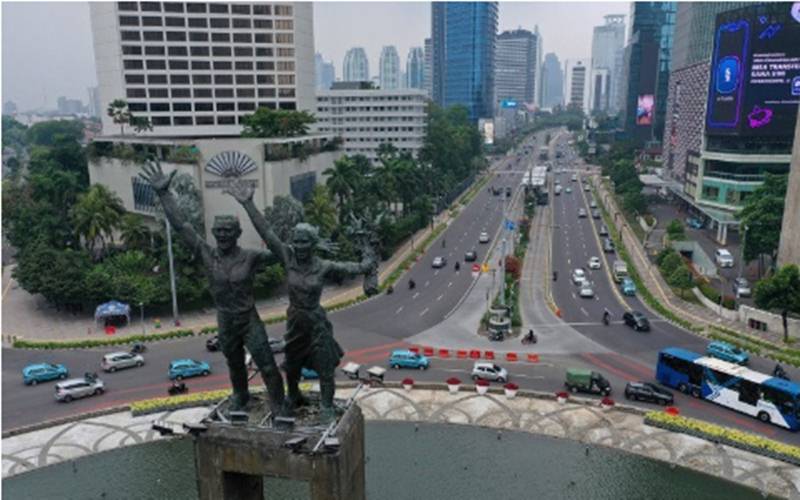 Dokumentasi - Foto aerial suasana kendaraan melintas di Bundaran HI, Jakarta, Senin (14/9/2020).  - Antara/Sigid Kurniawan