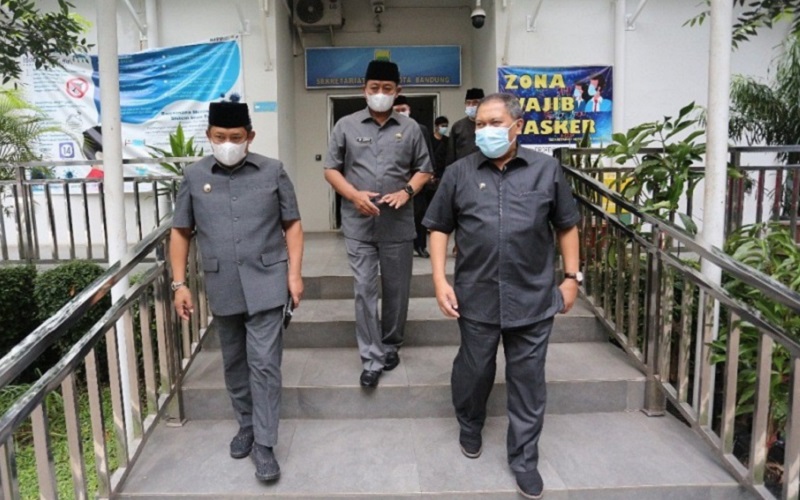 (Kiri ke kanan) Wakil Wali Kota Bandung Yana Mulyana, Sekda Kota Bandung Ema Sumarna dan Wali Kota Bandung Oded M Danial. - Istimewa